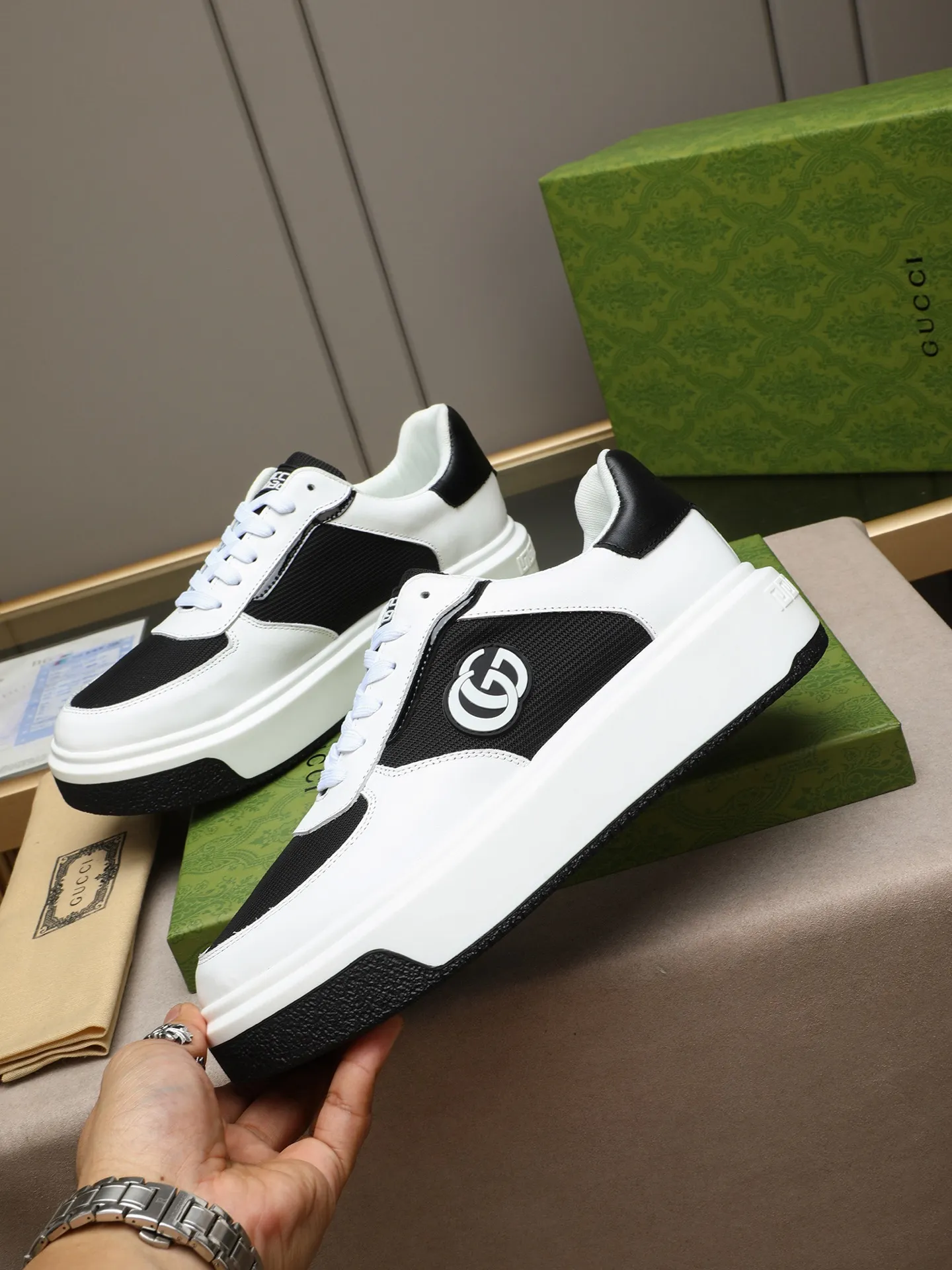Men's shoes 💰480 New men's shoes GUCCI Fashion trend Made of first-layer calfskin ➕ washed sheep lining! The foot feels super comfortable and the workmanship is impeccable. Foam ultra-light outsole, size: 38-44 (45 customized) 3 colors to choose from!